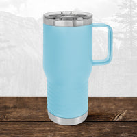 The Kodiak Coolers Wisconsin Green Bay Bulldogs 20 oz travel mug, featuring a laser-engraved school design and clear lid, sits on a wooden surface with mountains in the background—perfect for showing off your school spirit.