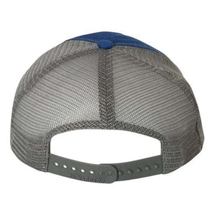 A grey mesh Richardson trucker hat.