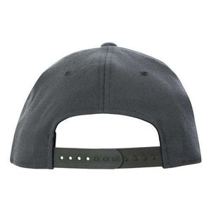 This Flexfit 110 Flat Bill Snapback hat features a snapback closure for an adjustable fit.